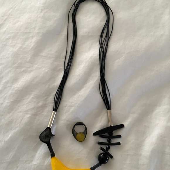 Yellow and black mesh necklace with matching ring - Picture 2 of 2